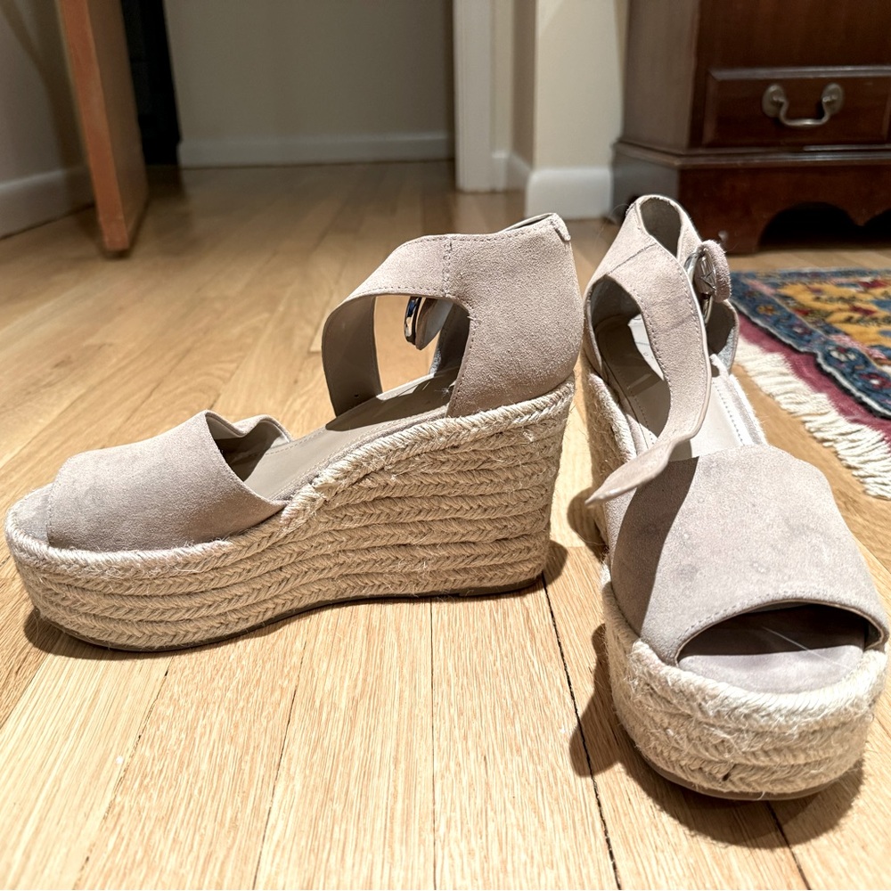 Marc Fisher platform sandals size 9 GUC